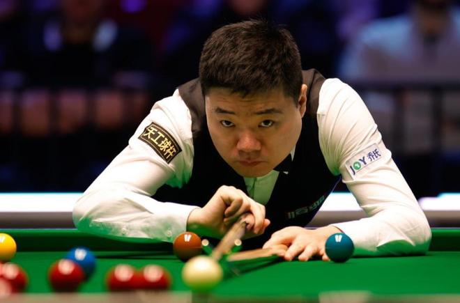 足球运动深 足球运动深